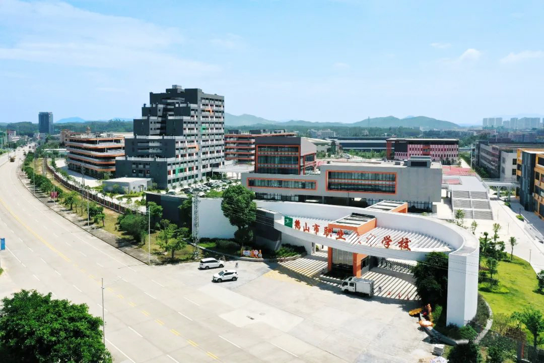 3000+ 人熱水自由！鶴山職校 “雙能引擎” 打造低碳校園新標(biāo)桿